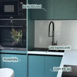 Emerald Modern Konyhabútor – Bordázott és Matt Zöld MDF, Gola Profil, Beépített Körting Gépekkel