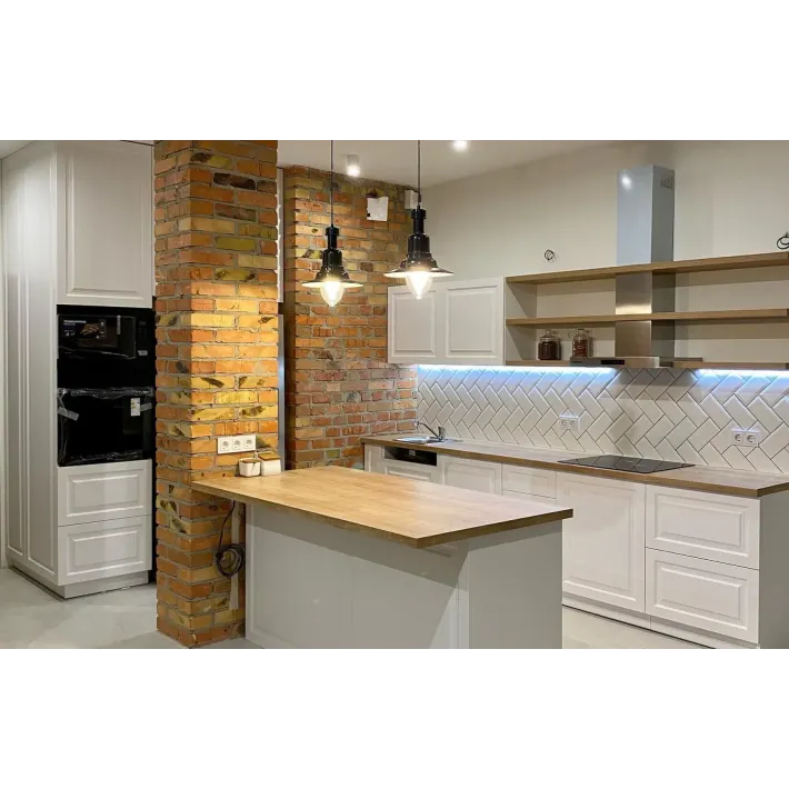 Loft Brick & White Konyhabútor Konyhaszigettel – Matt Fehér Keretes MDF, Tölgy Munkalap és Nyitott Polcrendszer