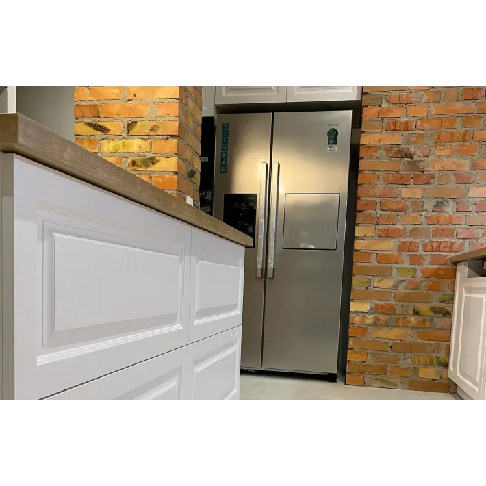 Loft Brick & White Konyhabútor Konyhaszigettel – Matt Fehér Keretes MDF, Tölgy Munkalap és Nyitott Polcrendszer