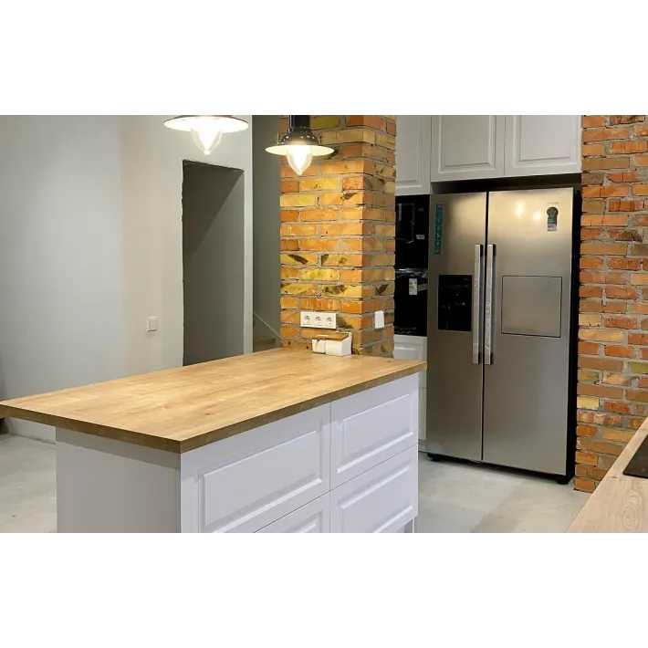 Loft Brick & White Konyhabútor Konyhaszigettel – Matt Fehér Keretes MDF, Tölgy Munkalap és Nyitott Polcrendszer