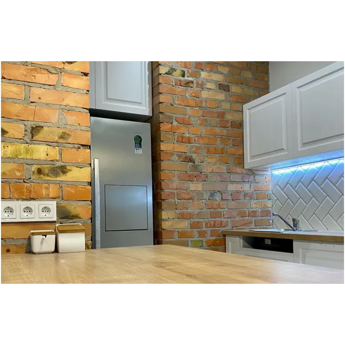 Loft Brick & White Konyhabútor Konyhaszigettel – Matt Fehér Keretes MDF, Tölgy Munkalap és Nyitott Polcrendszer