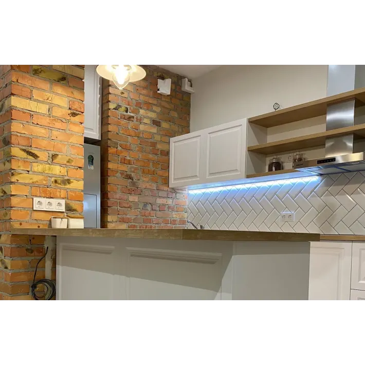 Loft Brick & White Konyhabútor Konyhaszigettel – Matt Fehér Keretes MDF, Tölgy Munkalap és Nyitott Polcrendszer