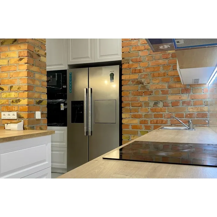 Loft Brick & White Konyhabútor Konyhaszigettel – Matt Fehér Keretes MDF, Tölgy Munkalap és Nyitott Polcrendszer