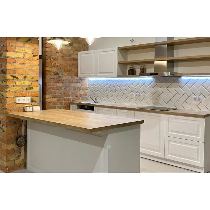 Loft Brick & White Konyhabútor Konyhaszigettel – Matt Fehér Keretes MDF, Tölgy Munkalap és Nyitott Polcrendszer