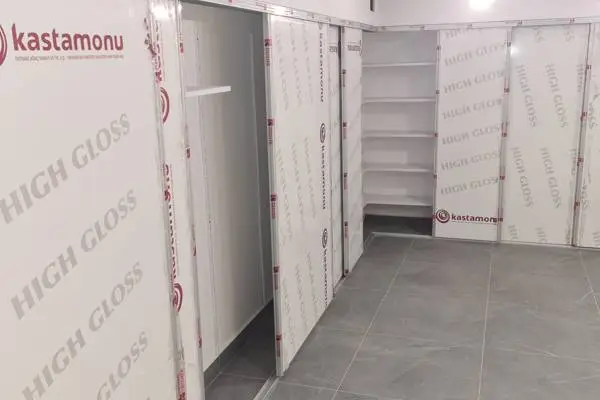Magasfényű tolóajtó rendszer tárgyalóteremben