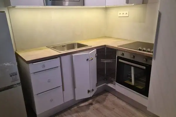 Kompakt Airbnb konyhabútor sarokelem