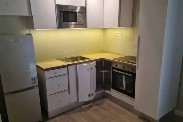 Kompakt Airbnb beépített mikró