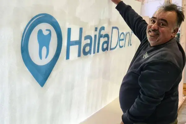 Haifa Dental fogászati klinika Reklám üveg tábla