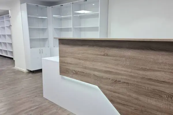 Modern recepciós pult Vitrines polcos rendszer